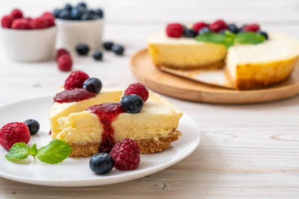 Homemade Cheesecake Fresh Raspberries Blueberries — Stock Photo, Image