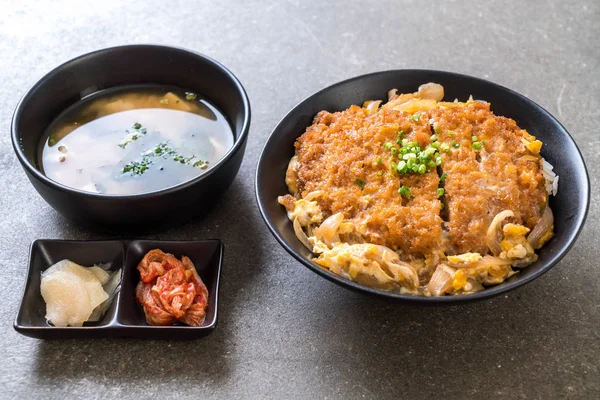 Kızarmış domuz pirzolası kasesi (Katsudon) - Japon yemek tarzı