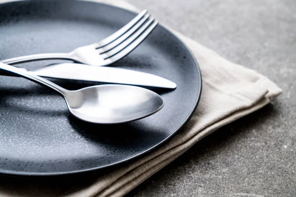 boş tabak kaşık çatal ve bıçak masada