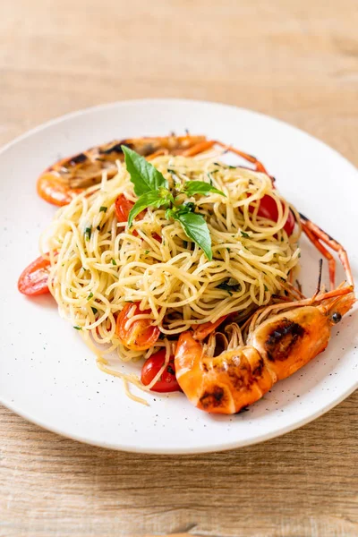 ızgara karides ve domates - İtalyan Füzyon gıda tarzı ile tavada kızartılmış spagetti