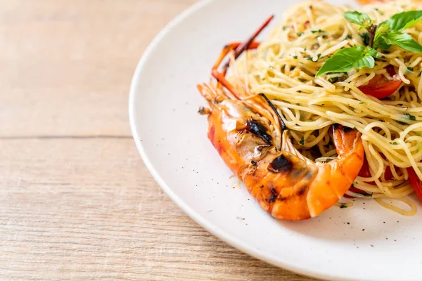 ızgara karides ve domates - İtalyan Füzyon gıda tarzı ile tavada kızartılmış spagetti