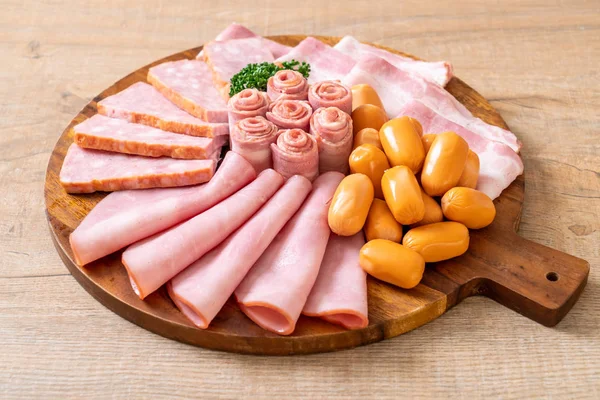 pastırma, sosis, jambon füme ve barbekü pastırma ahşap tahta üzerinde