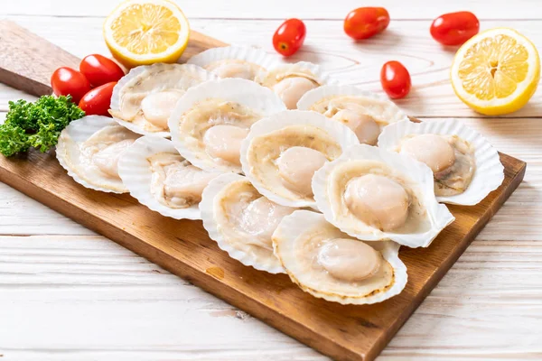 Ahşap tahta üzerinde taze kabuk tarak