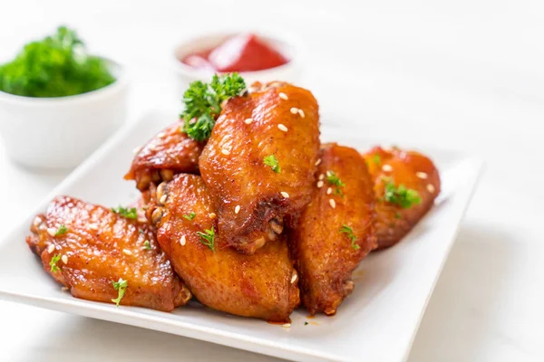 Beyaz susamlı ızgara tavuk kanadı.