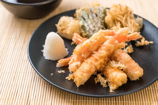 karides tempura (hırpalanmış kızarmış karides) sebze - Japon gıda tarzı