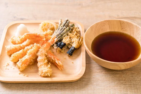 karides tempura (hırpalanmış kızarmış karides) sebze - Japon gıda tarzı