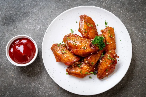 Beyaz susamlı ızgara tavuk kanadı.