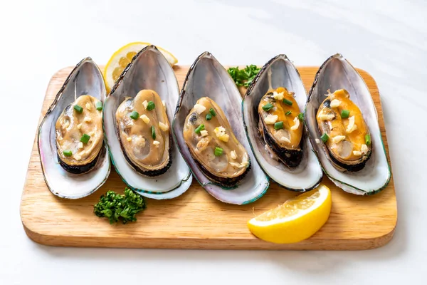 deniz ürünleri midye limon ve sarımsak ile