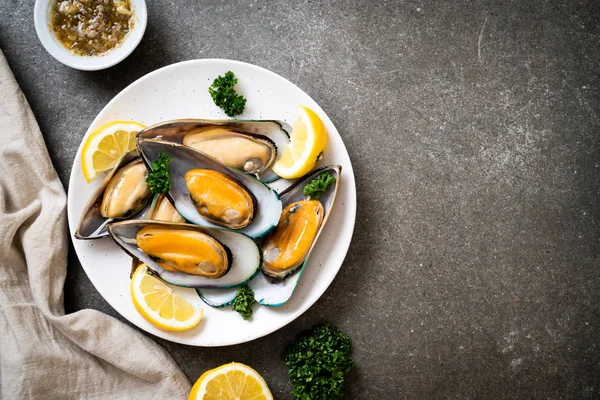 deniz ürünleri midye maydanoz ve limon ile