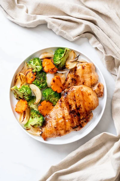 çukurunu tavuk göğsü biftek sebze (brokoli, havuç, soğan ile)