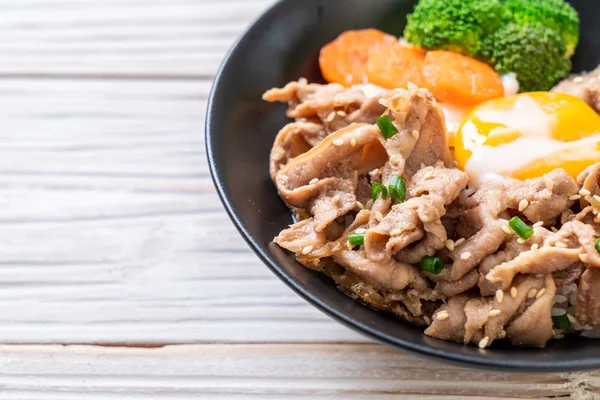 Donburi, domuz eti Pilav kasesi onsen yumurta ve sebze - Japon gıda tarzı