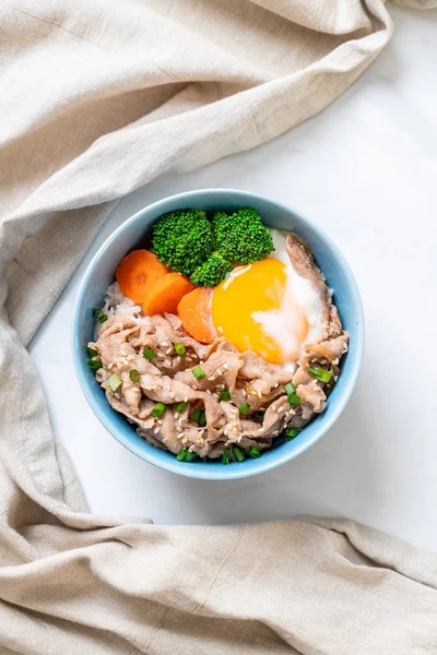 Donburi, domuz eti Pilav kasesi onsen yumurta ve sebze - Japon gıda tarzı