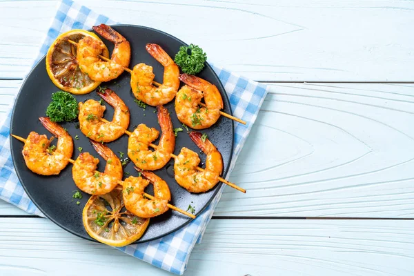 Limon - deniz ürünleri tarzı ile ızgara kaplan karides şiş