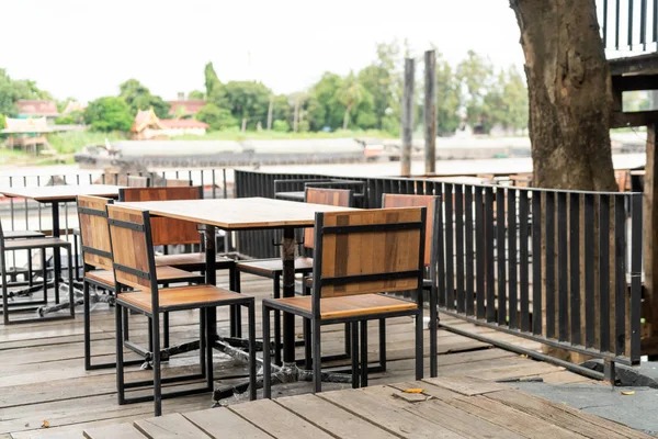 boş ahşap yemek masası ve sandalye restoran ve kafe