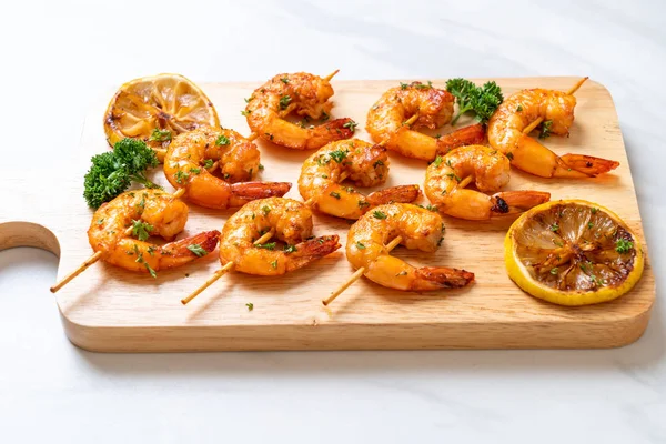 Limon - deniz ürünleri tarzı ile ızgara kaplan karides şiş