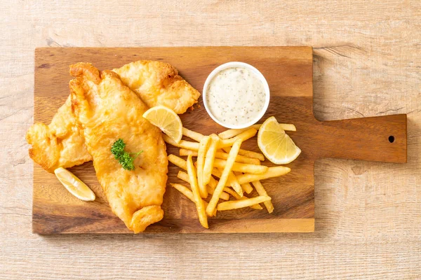 Balık ve patates kızartması. Sağlıksız yiyecekler.