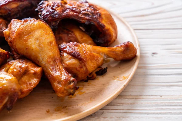 Masada ızgara ve ızgara tavuk.