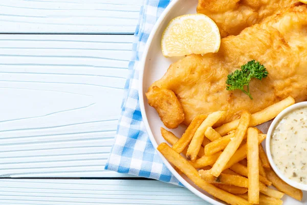 Balık ve patates kızartması. Sağlıksız yiyecekler.