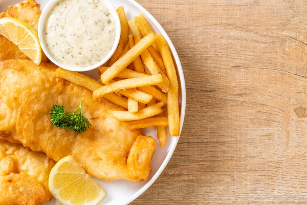 Balık ve patates kızartması. Sağlıksız yiyecekler.