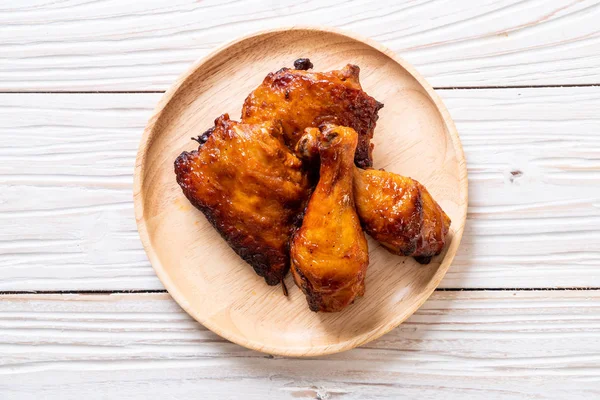 Masada ızgara ve ızgara tavuk.