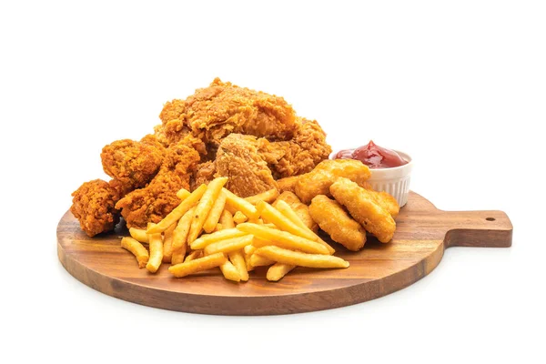 Beyaz arka plan üzerinde izole kızarmış tavuk patates kızartması ve nuggets yemek (abur cubur ve sağlıksız yiyecek)