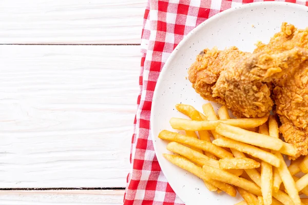 Kızarmış tavuk, patates kızartması ve nugget yemeği. Abur cubur ve sağlıksız yemek.