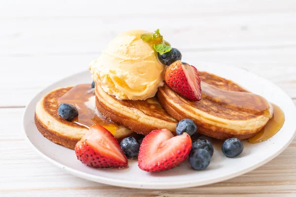 Yabanmersinli gözleme, çilek, bal ve vanilyalı dondurma.