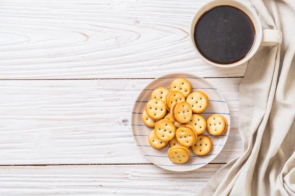 Hindistan cevizli bisküvi ve ananas reçeli.