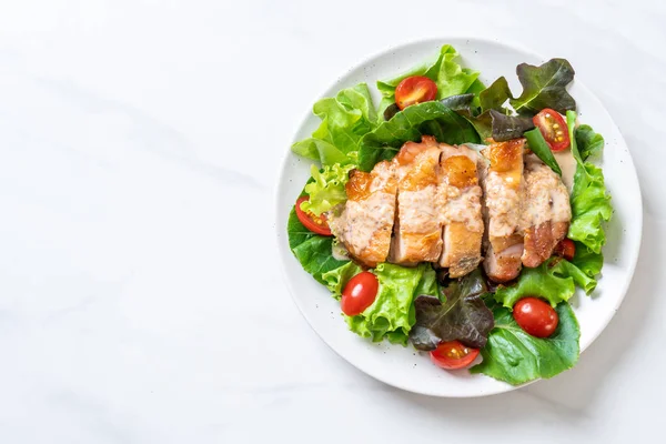 ızgara tavuk salata sebze - sağlıklı gıda tarzı ile