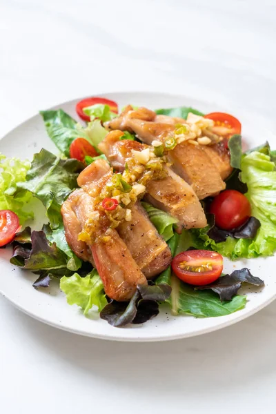 ızgara tavuk salata sebze - sağlıklı gıda tarzı ile