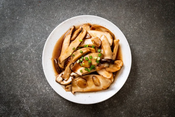 İstiridye soslu kızarmış kral istiridye mantarı. Sağlıklı, vejetaryen ya da vejetaryen yemek tarzı.