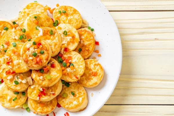 Sahanda yumurta yumuşak tofu sarımsak - sağlıklı, vegan ve sebze gıda tarzı