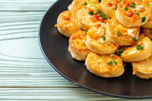 Sahanda yumurta yumuşak tofu sarımsak - sağlıklı, vegan ve sebze gıda tarzı