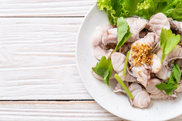 Soslu ve sebzeli haşlanmış balık sosu.