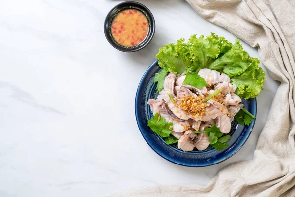 Soslu ve sebzeli haşlanmış balık sosu.