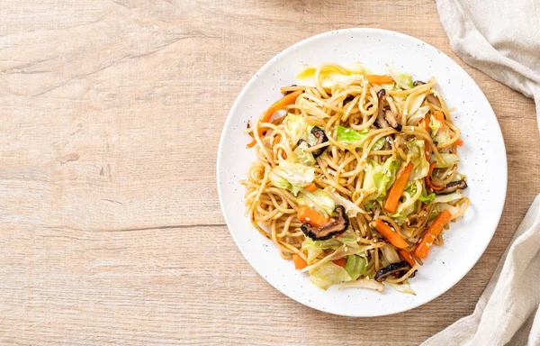 tavada kızartılmış yakisoba noodle sebzeli - vegan ve vejetaryen yiyecekler