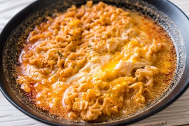 Tay baharatlı şehriye kase (Tom Yum Kung)