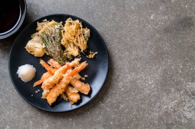 karides tempura (hırpalanmış kızarmış karides) sebze - Japon gıda tarzı