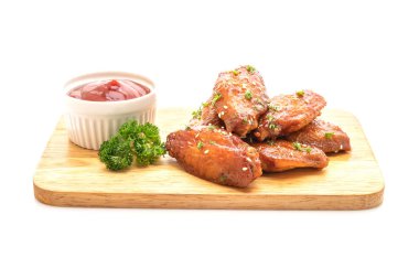 pişmiş Barbekü tavuk kanadı ile Beyaz Susam beyaz arka plan üzerinde izole