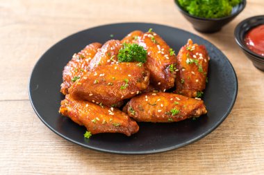 Beyaz susamlı ızgara tavuk kanadı.