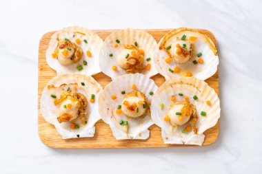 Kızarmış deniz tarağı, tereyağı ve sarımsak.