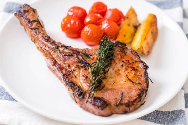 domuz eti biftek plaka üzerinde