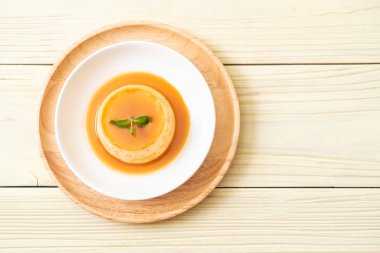 Naneli ev yapımı karamel kremalı puding.