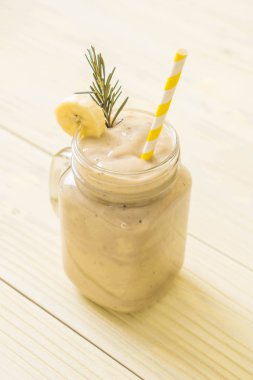 muz smoothies cam ahşap masa üzerinde