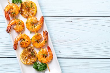 Limon - deniz ürünleri tarzı ile ızgara kaplan karides şiş