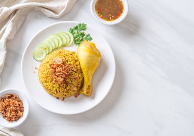 Tavuk - Müslüman gıda tarzı ile Müslüman sarı pirinç