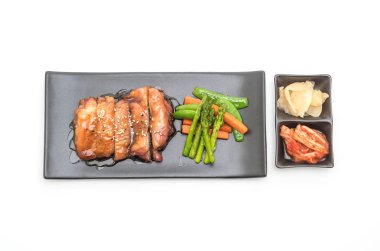 Beyaz arka plan üzerinde izole teriyaki chiciken biftek