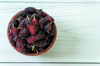 ahşap masa taze dut kase