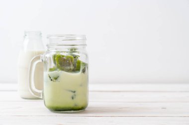 Matcha yeşil çay buzlu cam sütlü