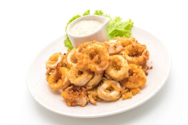 Kızarmış squids ve beyaz arka plan üzerinde izole soslu ahtapot (kalamar)